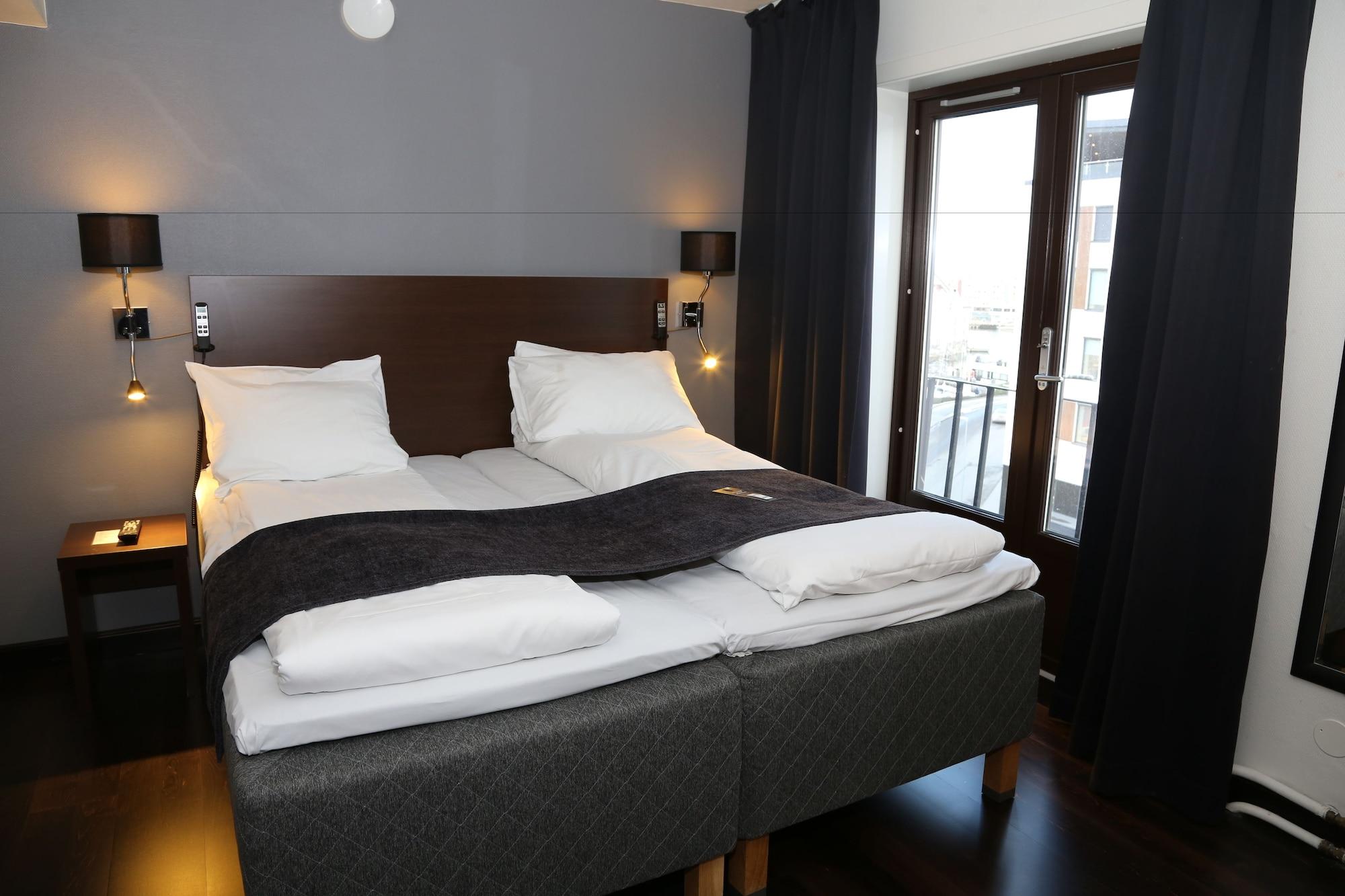 Four Monkeys Hotell Ålesund Exteriör bild