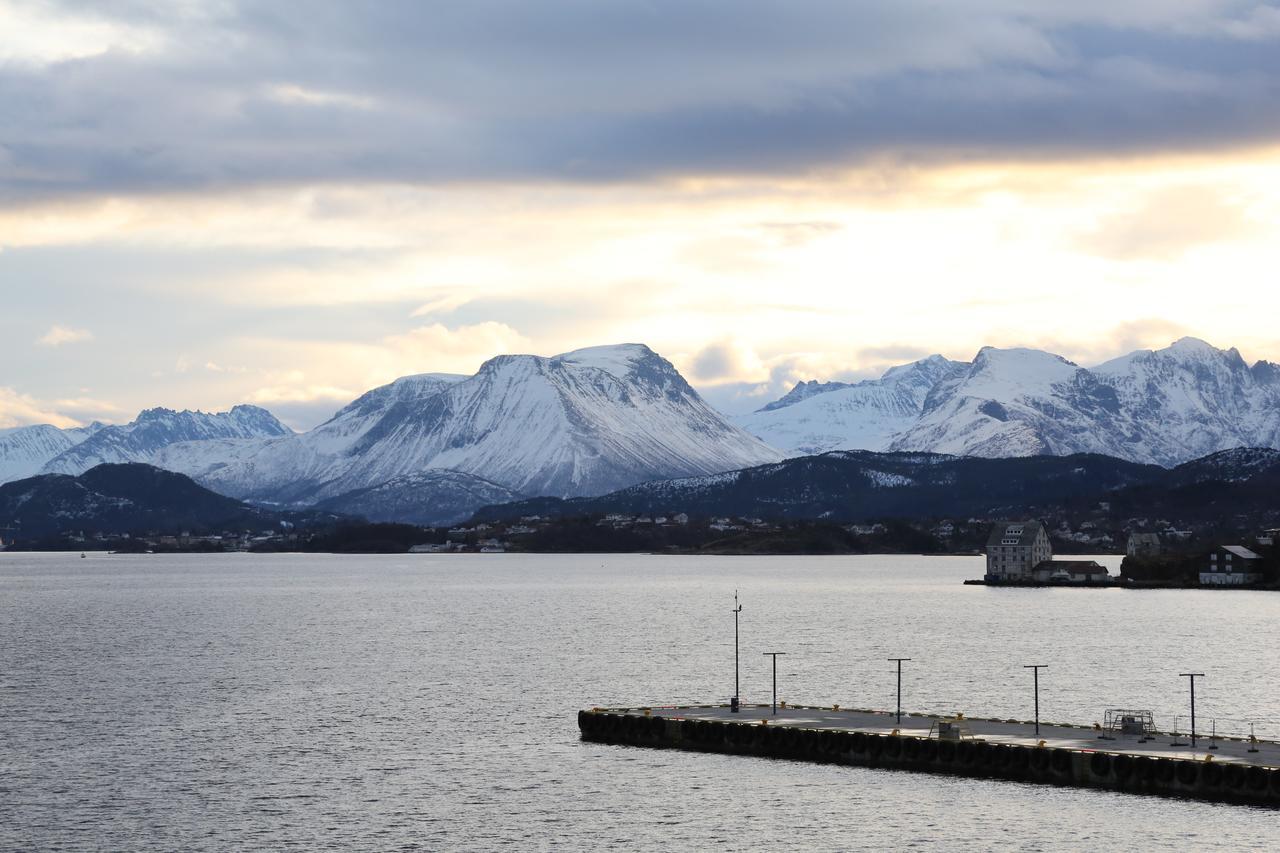 Four Monkeys Hotell Ålesund Exteriör bild