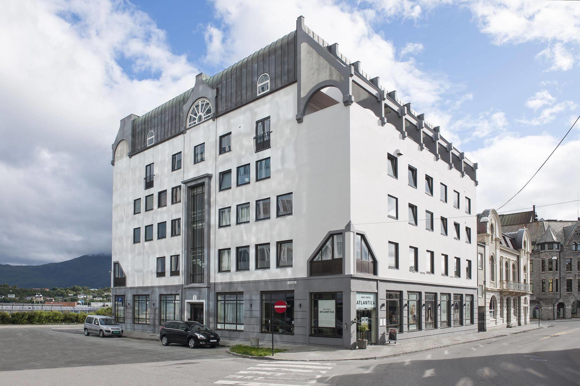 Four Monkeys Hotell Ålesund Exteriör bild