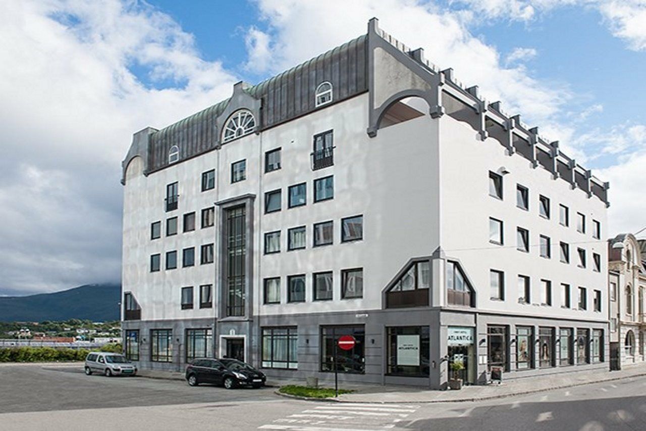 Four Monkeys Hotell Ålesund Exteriör bild