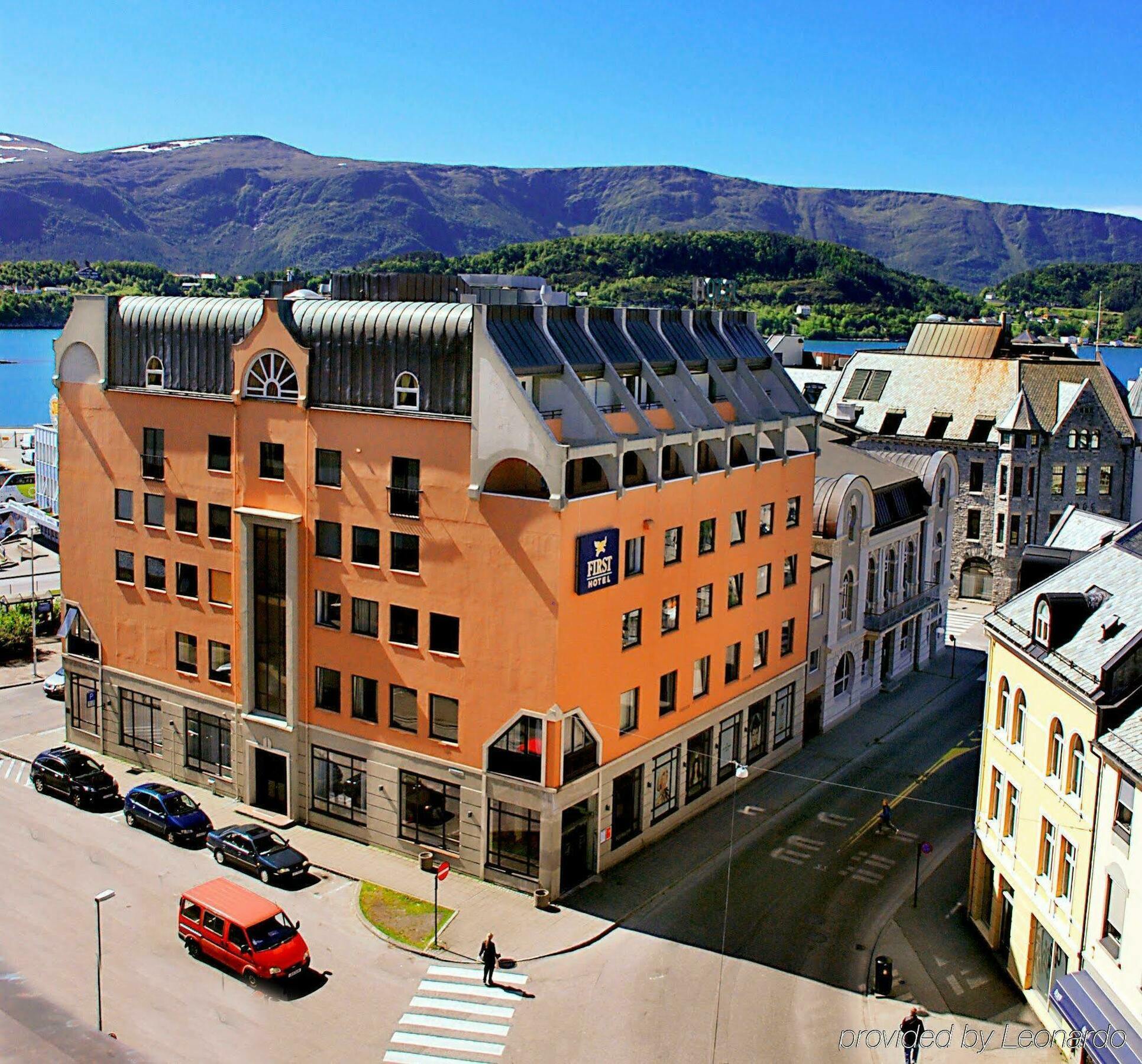 Four Monkeys Hotell Ålesund Exteriör bild