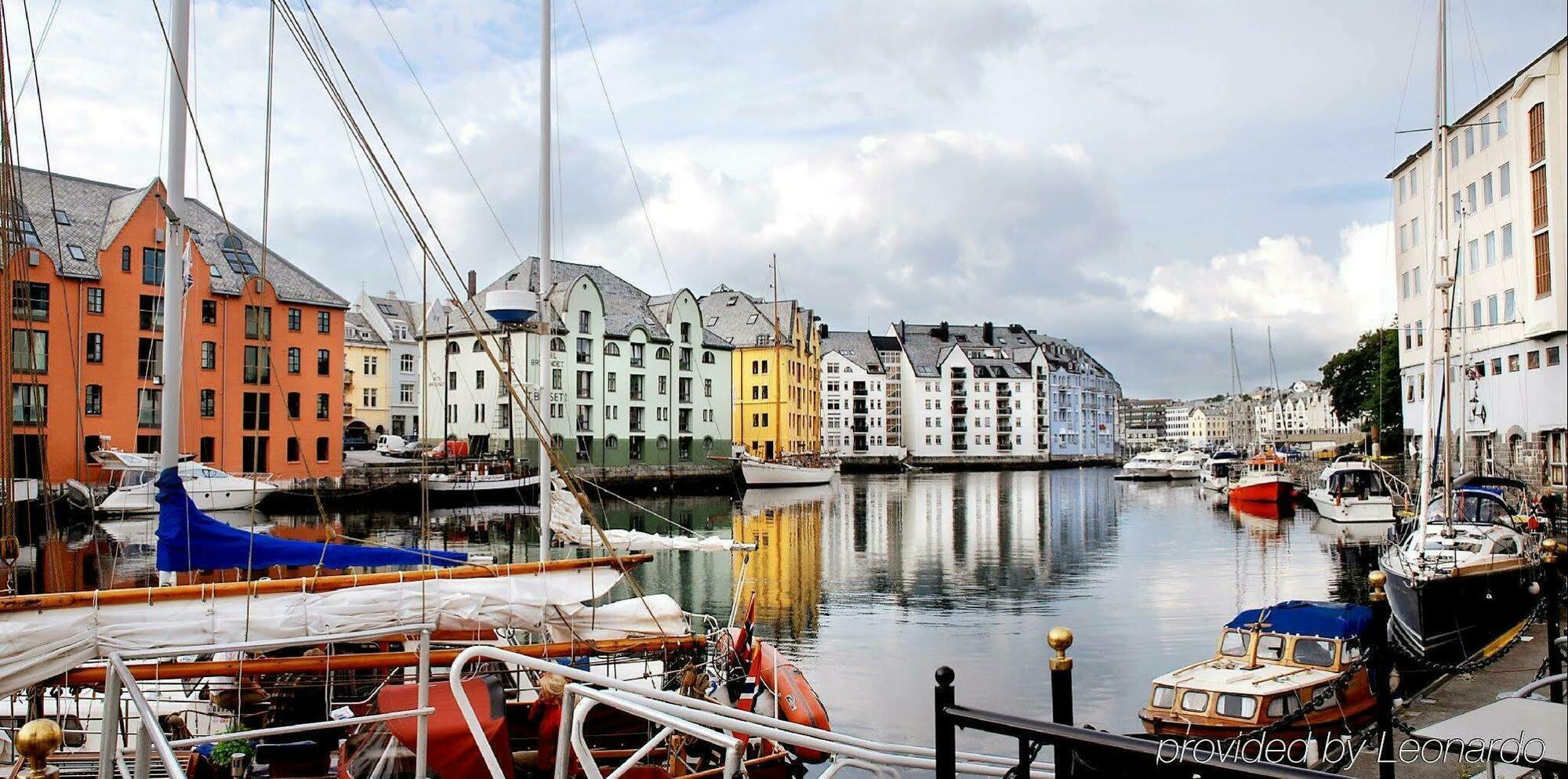 Four Monkeys Hotell Ålesund Exteriör bild